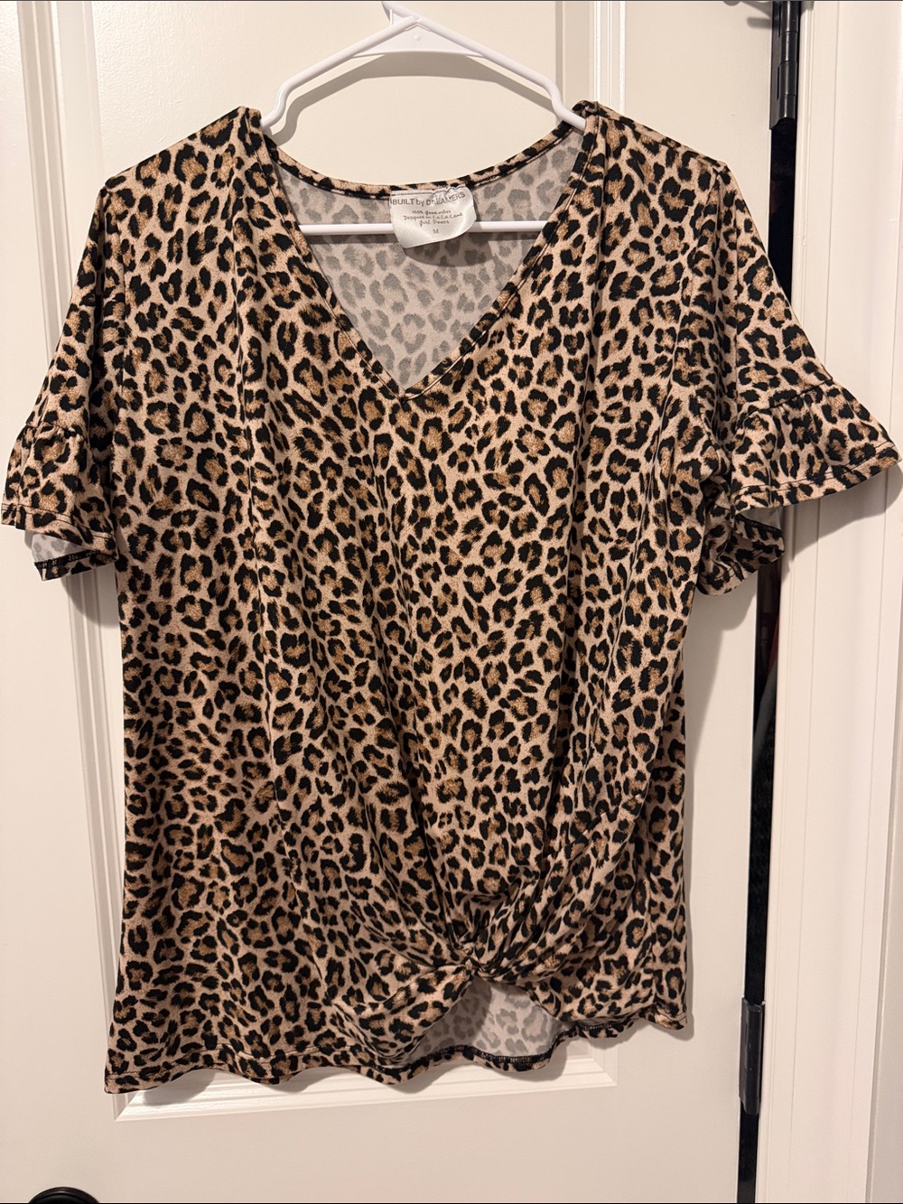 🐆Animal Print V-Neck Twist Front Top Shirt size Medium Leopard Built by Dreamers